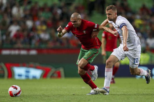 开云入口-39岁佩佩依然牛 从对方禁区回防本方禁区用了10秒